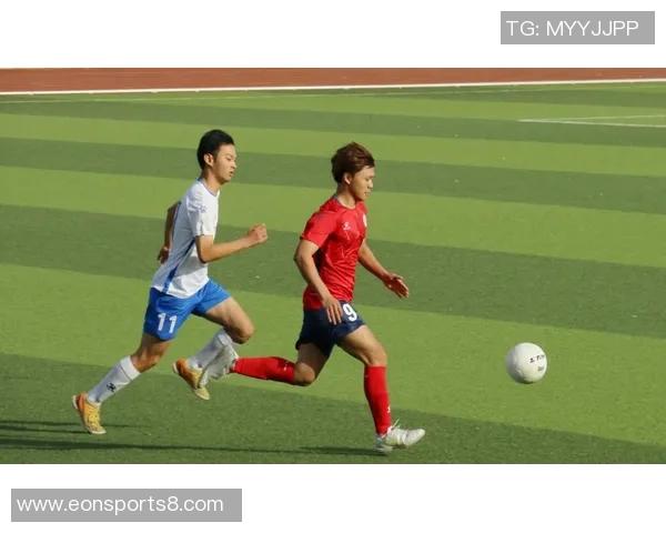 人踢足球的乐趣与技巧探讨以及对身体素质的全面提升分析 人踢足球的乐趣与技巧探讨以及对身体素质的全面提升分析